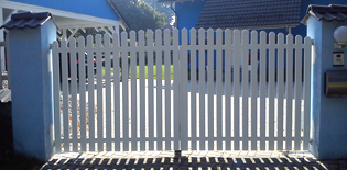 Dvoukřídlé hliníkové brány